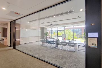 简约质朴的办公室玻璃隔断设计-公海贵宾会员检测中心玻璃隔断