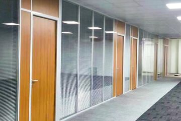 公海贵宾会员检测中心隔断：办公室室内玻璃隔断墙的卓越之选